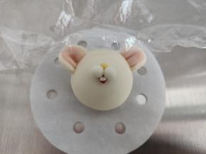 再用白色面团做两颗牙齿