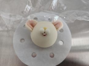 再用白色面团做两颗牙齿