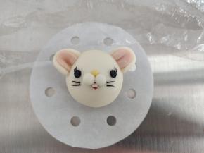 黑色面团做出眼睛，胡须来