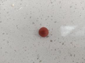 2克红色面团揉成帽子的形状