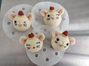 分别做好4只小老鼠，表情随自己喜欢