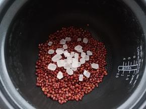 红豆洗净后放入电饭煲，加入冰糖