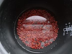 倒入材料中的清水