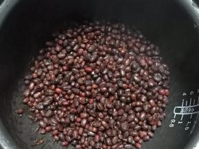 选择豆类功能，煮好的红豆轻轻一捏就能捏碎