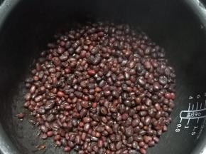 选择豆类功能，煮好的红豆轻轻一捏就能捏碎