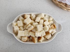 吐司切成小丁放入烤碗中