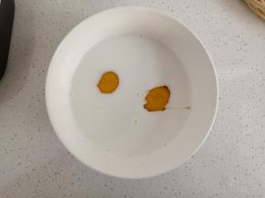 鸡蛋打入碗中，加入牛奶搅拌均匀