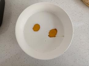 鸡蛋打入碗中，加入牛奶搅拌均匀