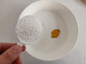 再加入面粉搅拌至无颗粒，可以再过筛一下