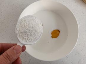 再加入面粉搅拌至无颗粒，可以再过筛一下