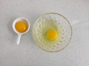 一个全蛋，一个蛋清打入碗中，预留一个蛋黄备用