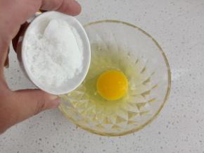 蛋液中加入白砂糖