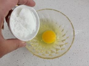 蛋液中加入白砂糖