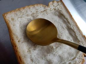 吐司用勺子将中间压扁