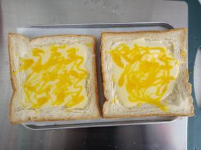 预留的那个蛋黄打散，淋在表面，可以用牙签划拉几下