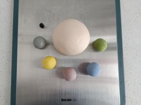 材料混合揉成超级无敌光滑的面团，分别揉出克粉色面团，10克绿色面团，10克蓝色面团，10克紫色面团，10克黄色面团，8克灰色面团，1丢丢黑色面团