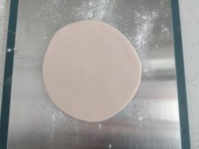 粉色面团擀成薄片，大概5毫米厚