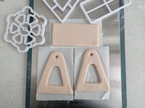 用饼干模具压出风车各部分配件