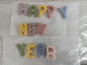 其他颜色面团也擀薄，用数字模具压出新年快乐的英文字母