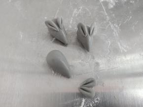 灰色面团搓3个大水滴，6个小水滴，如图做3只小老鼠