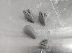 灰色面团搓3个大水滴，6个小水滴，如图做3只小老鼠