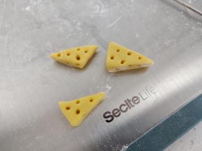再用黄色面团做3个奶酪，大小根据风车大小做
