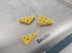 再用黄色面团做3个奶酪，大小根据风车大小做