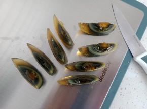 皮蛋剥皮后对半切开，再对半切一下