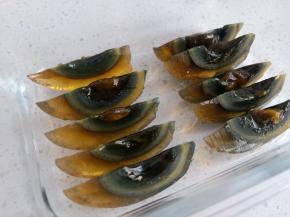 模具刷一层食用油，将皮蛋摆入