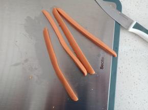 火腿肠对半切条，再对半切条