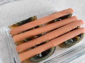 火腿肠尖角向下，摆入皮蛋的缝隙中