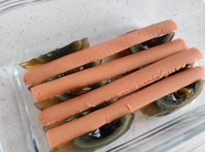 火腿肠尖角向下，摆入皮蛋的缝隙中