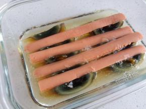 分离蛋清蛋黄，将蛋清倒入模具