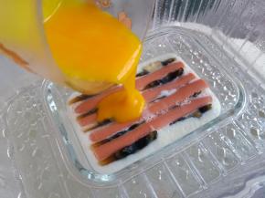 将蛋黄液倒在表面继续蒸5分钟