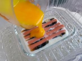 将蛋黄液倒在表面继续蒸5分钟