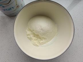 奶粉倒入盆中，加入牛奶