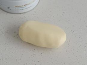 戴一次性手套揉成光滑的奶粉团