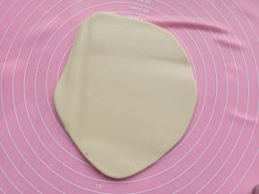 用擀面杖擀成大约2mm 厚的薄片