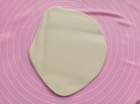 用擀面杖擀成大约2mm 厚的薄片
