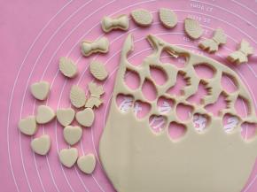 用喜欢的模具压出来，没有模具的可以用瓶盖来代替