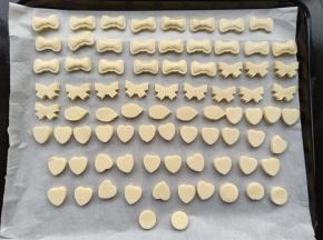摆入烤盘，送入预热好的烤箱80度烤45分钟左右