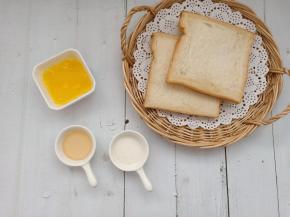 准备好材料，黄油隔热水融化