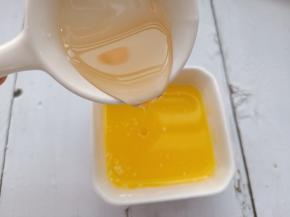 将蜂蜜倒入融化的黄油中，搅拌均匀