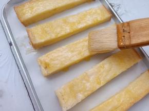 用刷子刷在吐司表面