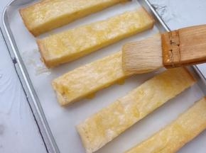 用刷子刷在吐司表面
