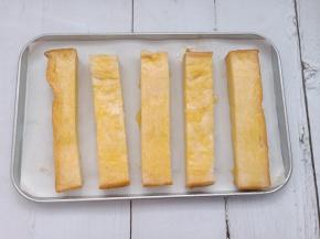 每一面都要刷上一层，摆入烤盘