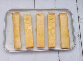 每一面都要刷上一层，摆入烤盘