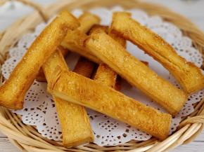 烤好后放晾架上，一会就变成脆脆的了