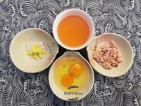 准备好各种食材，姜剁碎备用