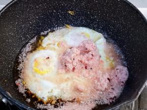 锅中加入酒和酒酿，煮5分钟左右即可。